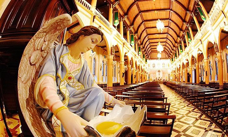 ในการปฏิบัติพิธีกรรมทางศาสนานั้นทุกศาสนาที่ต้องมีสถานปฏิบัติศาสนกิจ เช่นเดียวกับชาวคริสต์เมืองจันทบุรีมี อาสนวิหาร ซึ่งเป็นUnseen Thailand ด้วยความสวยและวิจิตร