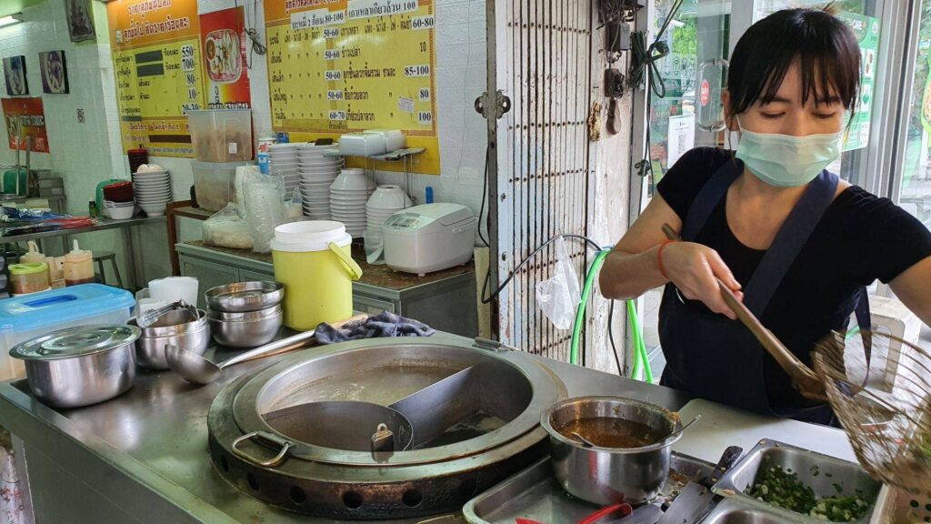 ร้านงิ้มเล่าซา ลูกชิ้นปลาเจ้าดัง ซึ่งตั้งอยู่หน้าซอยสาธุประดิษฐ์ 55 เป็นร้านที่เห็นได้เด่นชัดแบบไม่ต้องเลี้ยวเข้าซอยกันเลย เพื่อนๆ สามารถเดินทางมาที่ร้านกันได้ทั้งด้วยรถสาธารณะและรถยนต์ส่วนตัว 