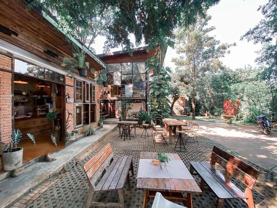 ถ้าอยากพักผ่อนนั่ง จิบกาแฟกลางธรรมชาติ ที่ล้อมรอบไปด้วยป่าเขาบรรยากาศที่เย็นสบายเสียงดนตรีเพราะๆพร้อมกับเสียงของน้ำไหลต้องที่นี่เท่านั้น Cafe Bangwela