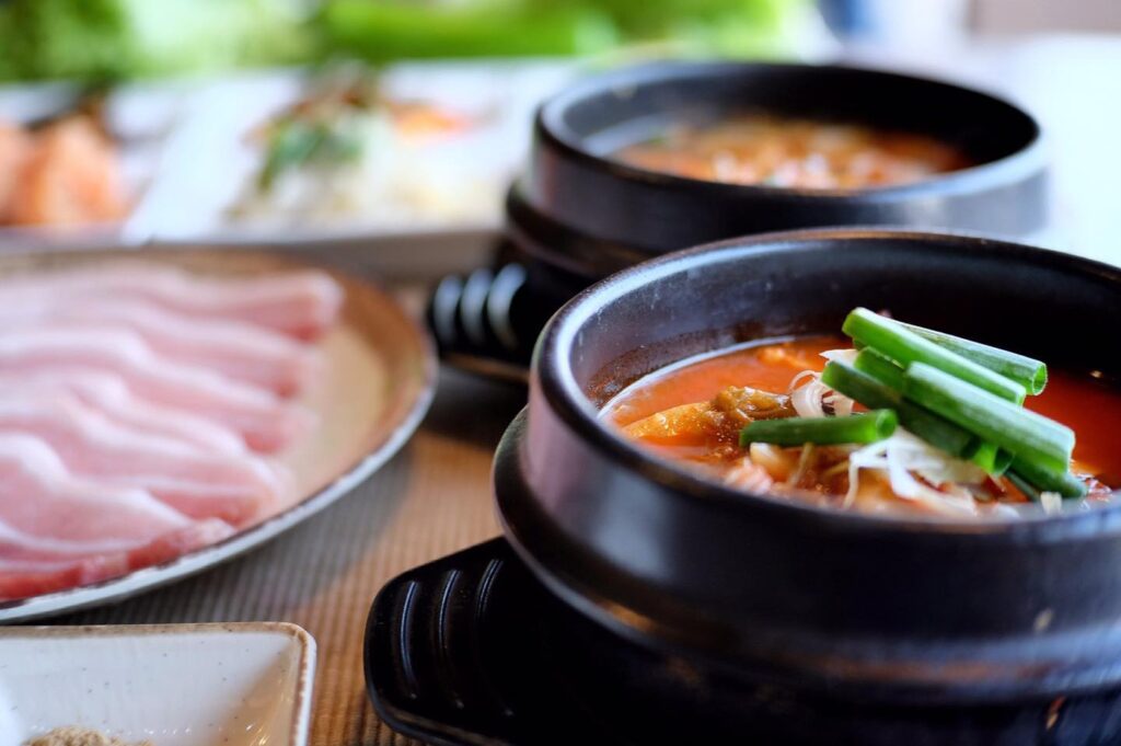 เกาหลีอินเชียงใหม่ เป็นร้านอาหารสไตล์เกาหลีต้นตำรับกันเลยตั้งแต่การตกแต่งร้าน และมีมุมถ่ายภาพสไตล์เกาหลีให้ถ่ายภาพเป็นที่ระลึกกันด้วย